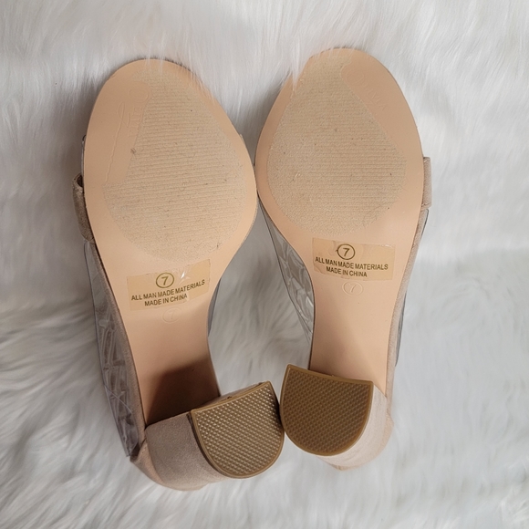 Nude suede heels chunky heel open toe. - Picture 7 of 10